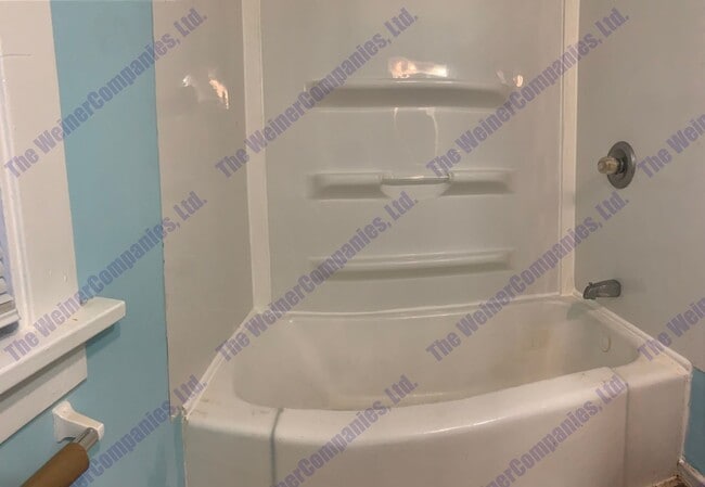 Building Photo - 2 Bedroom House Available Now!