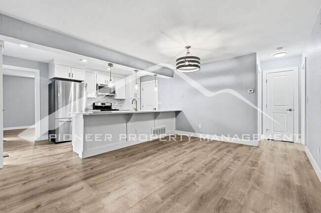 Building Photo - Gorgeous Condo with Washer/Dryer and Central AC