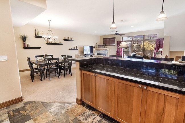 Building Photo - Beautiful townhome, ski shuttle, views, ut...