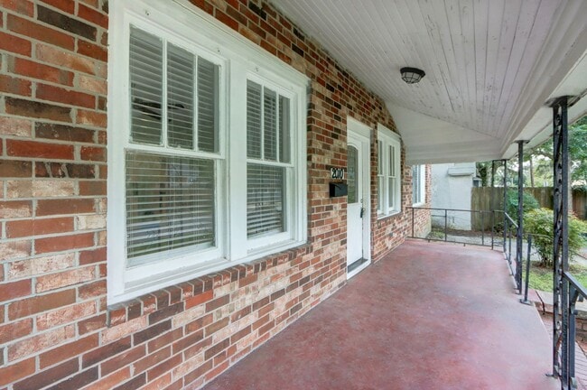 Building Photo - Four Bedroom - Two Bathroom - Single Famil...