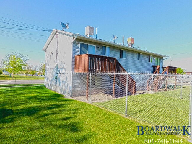 Building Photo - 2 Bedroom Duplex Unit in Great Neighborhood