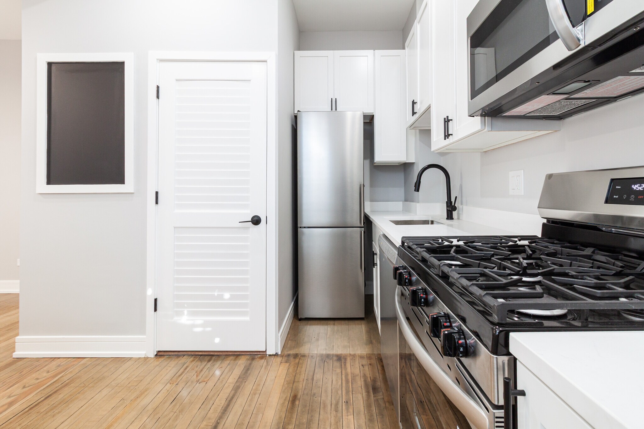 Building Photo - 3830 N Wilton Ave