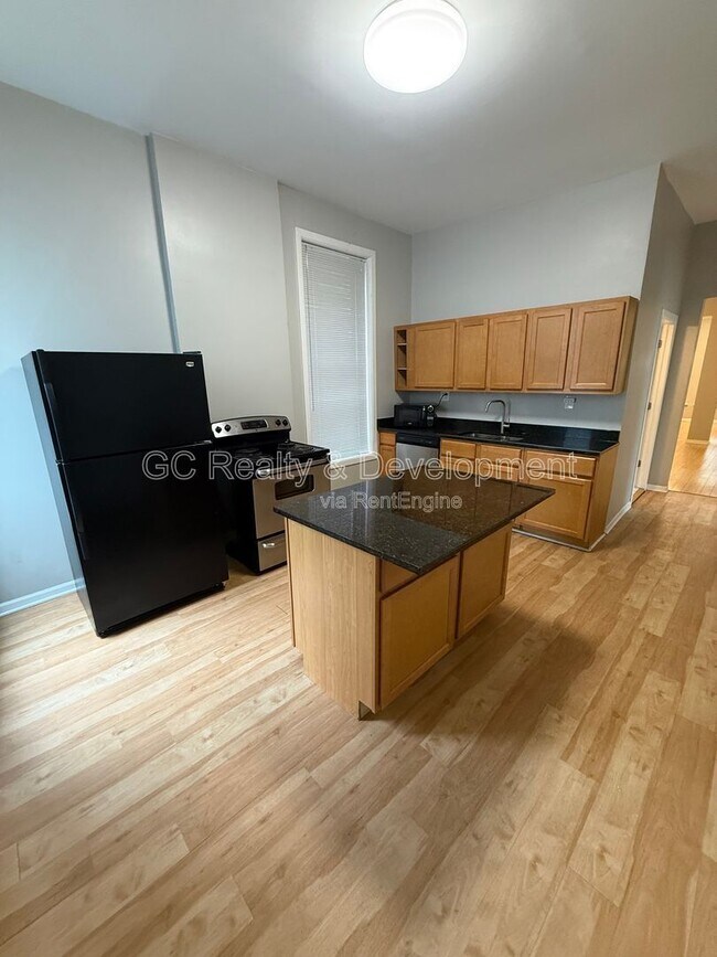 Building Photo - 3609 S Giles Ave