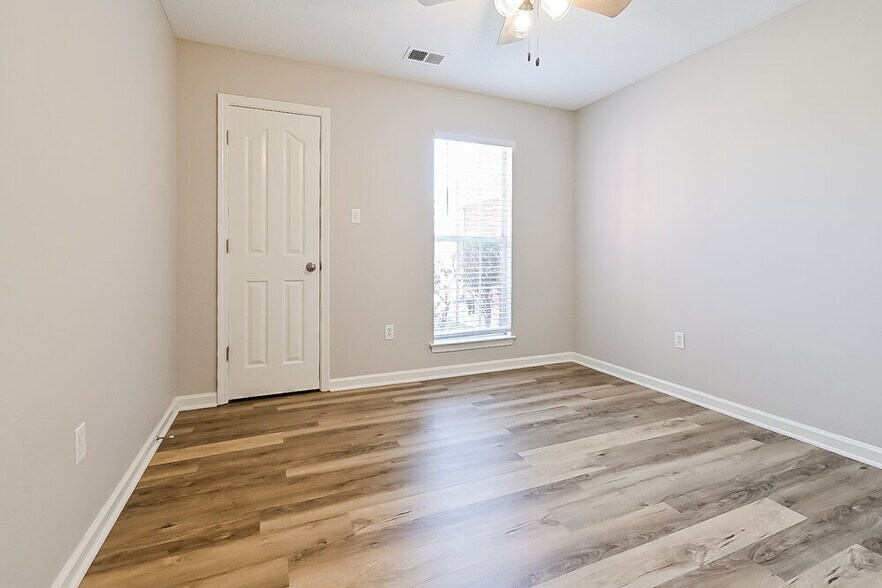 Building Photo - 703 Timber Creek S