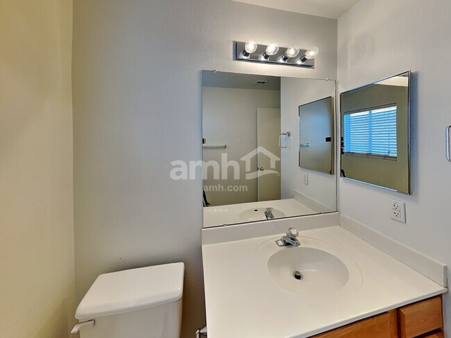 Building Photo - 4824 E Hilton Ave