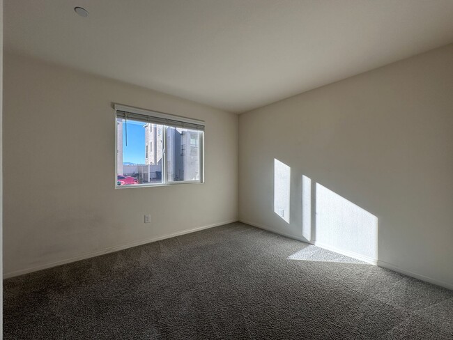 Building Photo - CONTEMPORARY TOWNHOUSE WITH AMENITIES AND ...