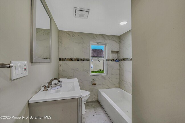 Building Photo - 664 Laurel Dr