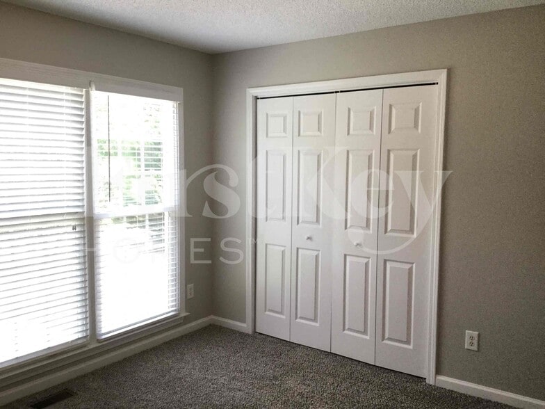 Building Photo - 8130 Stonebrook Dr