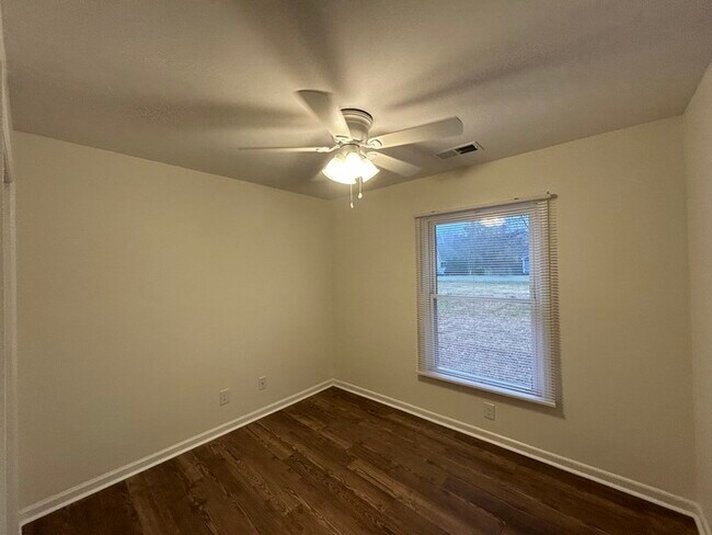Building Photo - 605 Gladedale Ln
