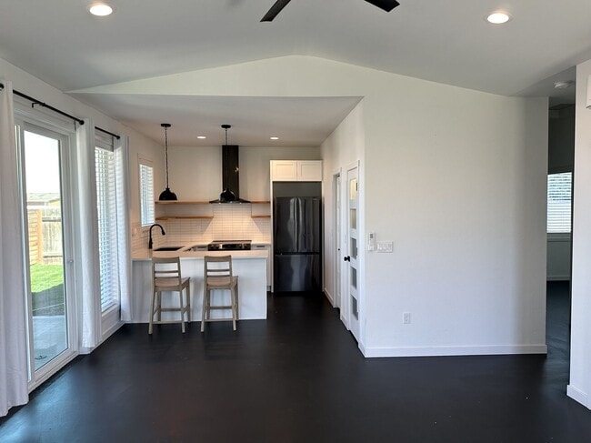 Building Photo - A Bright & Contemporary Home in Pasco