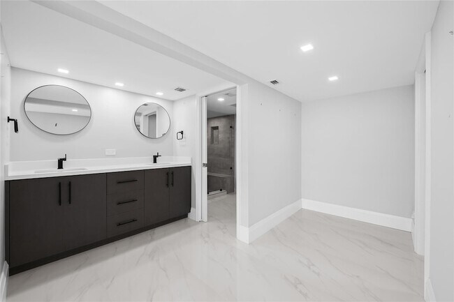 Building Photo - 3900 Galt Ocean Dr