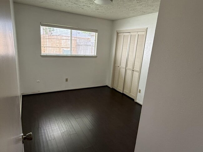 Building Photo - 2206 Round Lake Dr