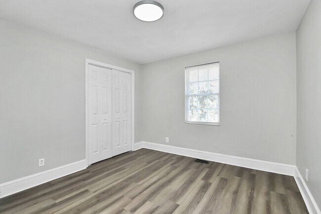 Building Photo - Newly renovated home - 3 Bed/2 Bath