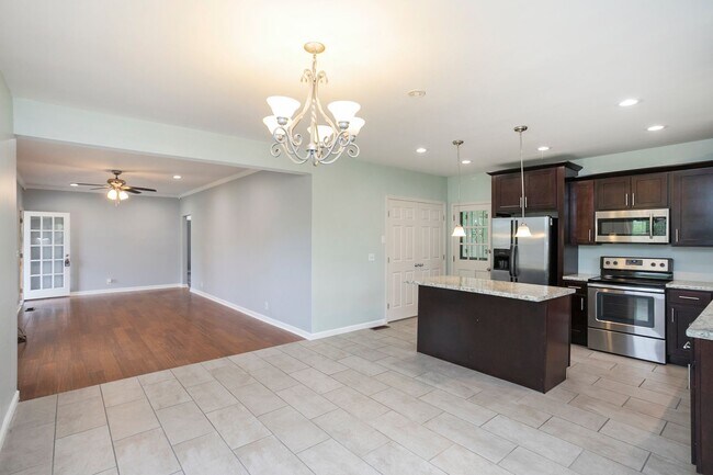 Building Photo - Lovely Home in Old Hickory