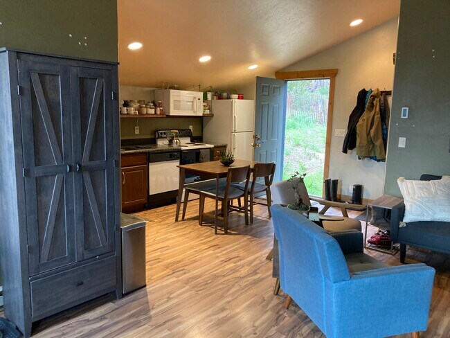 Building Photo - 348 Locals Ln