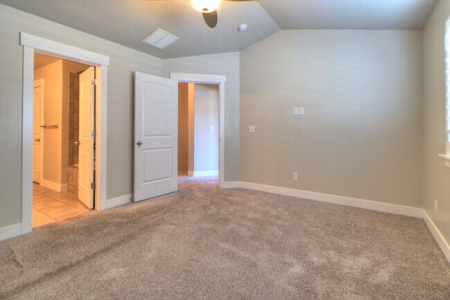 Building Photo - FIRST MONTH DISCOUNT - Pet friendly Herriman Townhome