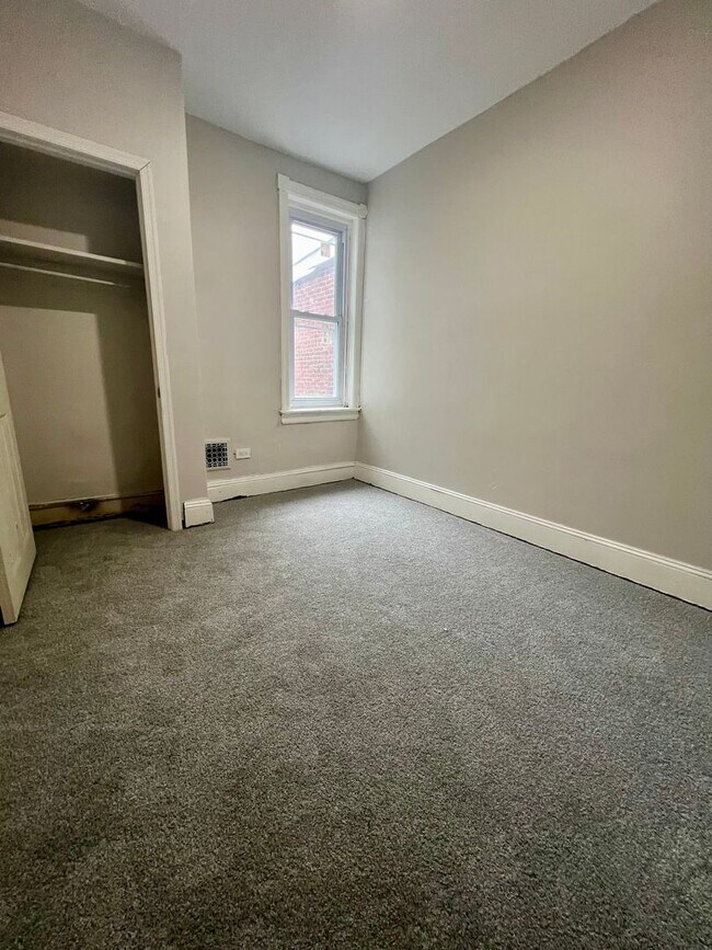 Building Photo - Newly Renovated 3-Bedroom Townhome! Available NOW!