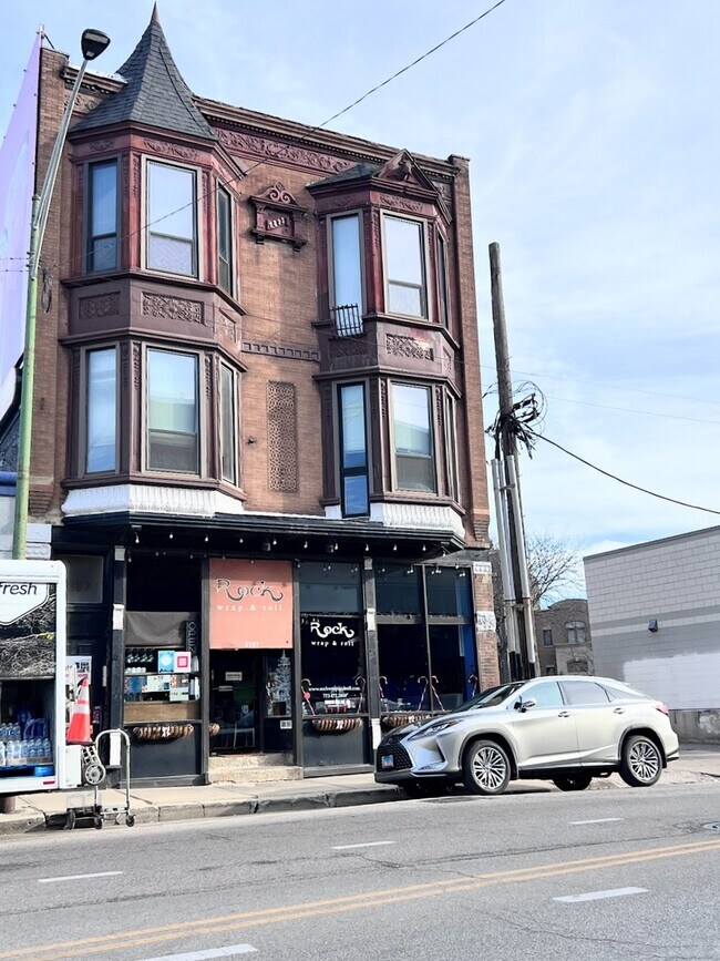 Primary Photo - 2187 N Clybourn Ave