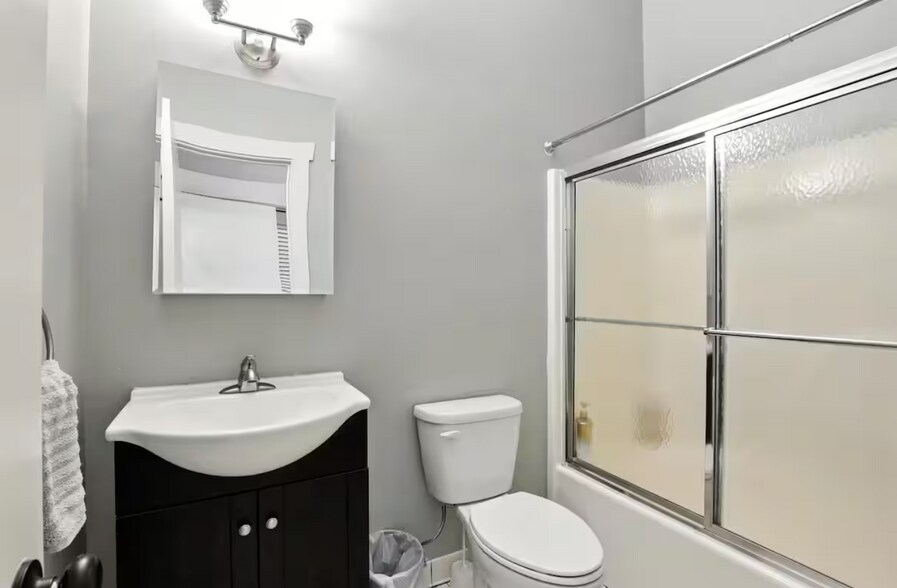 Building Photo - 492 N Thomas St