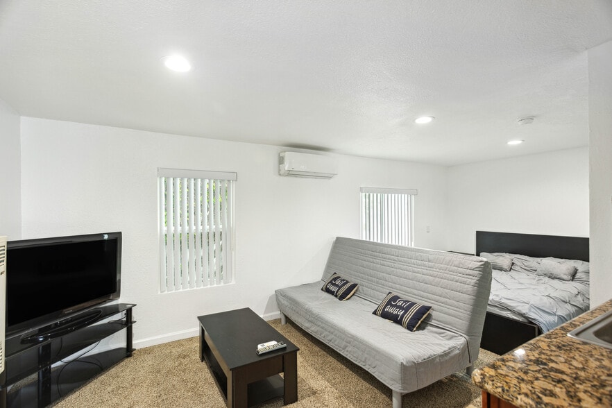 Building Photo - 1238 S Mullen Ave