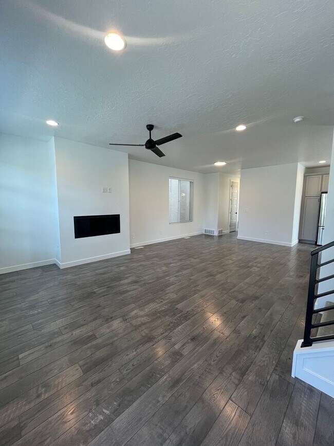 Building Photo - Spacious 3 Bed 2.5 Bath Home Available Jun...
