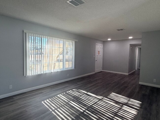 Building Photo - READY NOW! 3+2