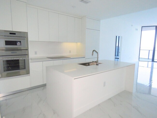 Building Photo - 700 NE 24th St