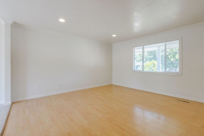 Building Photo - 4 bedroom house close to CSU