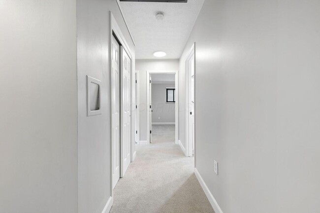 Building Photo - 554 Pointview Dr