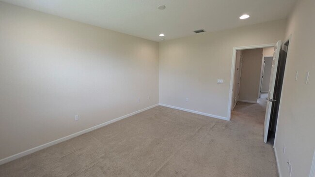 Building Photo - Spacious Townhome in Desirable Vizcaya Falls 3-bedroom, 2.5-bath townhome