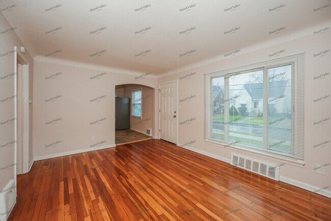 Building Photo - 944 E 220th St