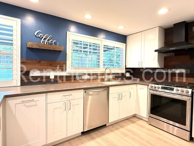 Building Photo - 13710 Utopia Rd
