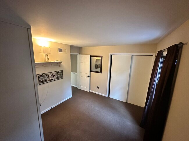 Building Photo - 658 Carriage Cir