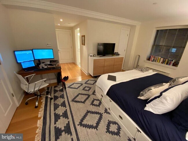 Building Photo - 1701 Locust St