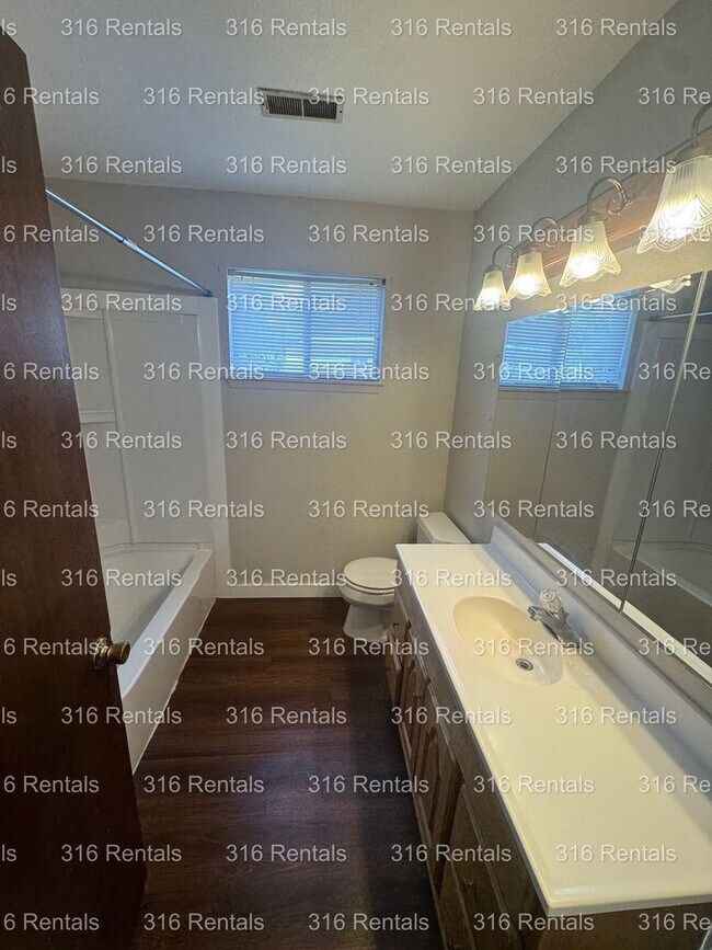 Building Photo - $850- 2 bed 1 bath - Townhomes