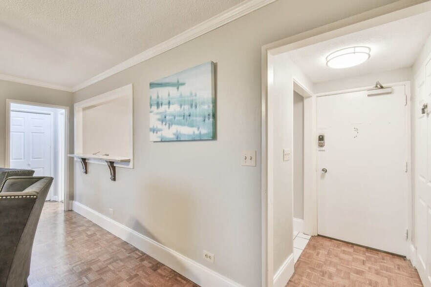 Building Photo - 300 W Peachtree St NW