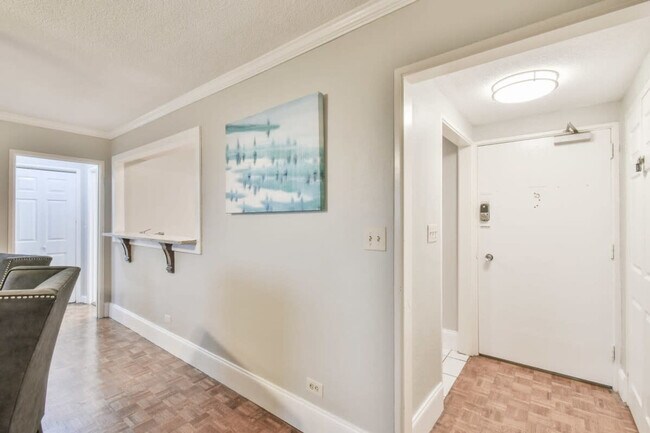 Building Photo - 300 W Peachtree St NW