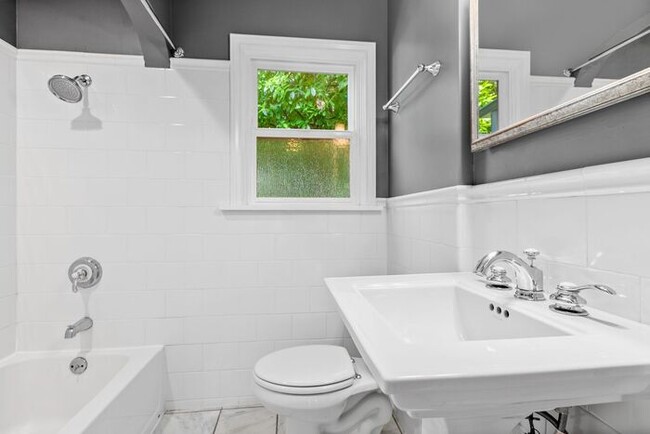 Building Photo - Charming Beach Drive Craftsman w/ AC and V...