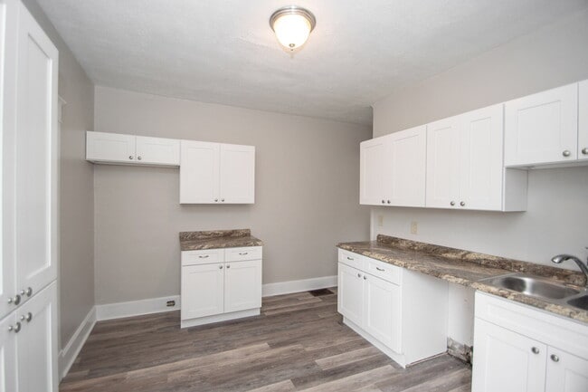 Building Photo - "Charming 3-Bed Duplex Retreat on E Ohio S...