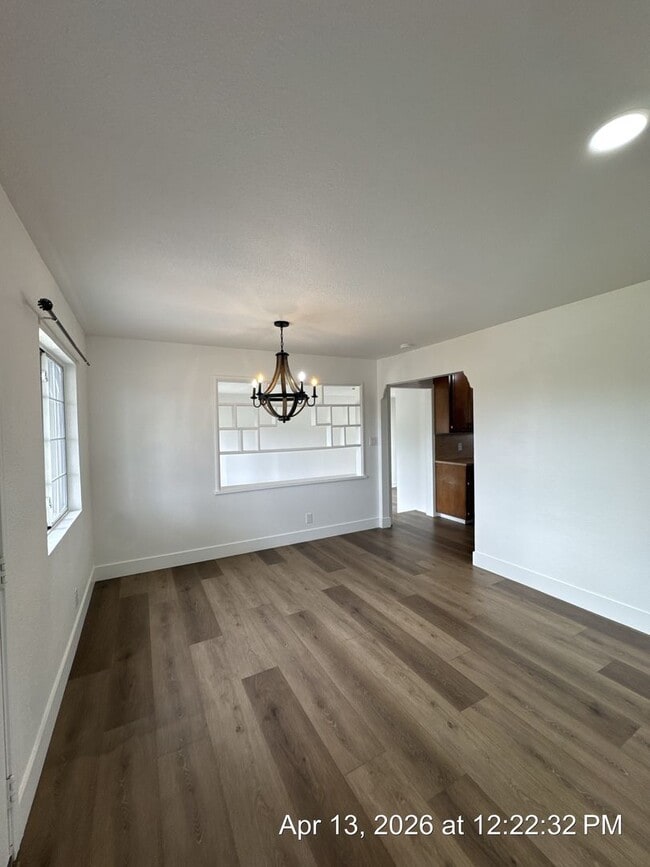 Building Photo - Dinuba Home! Available Now !