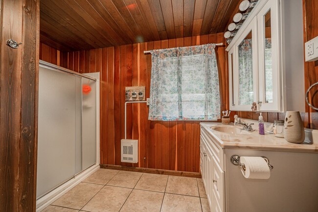 Building Photo - 4 Bedroom/ 2 Bathroom House - Downtown - A...