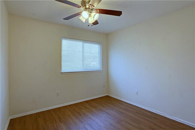 Building Photo - 816 W N Loop Blvd