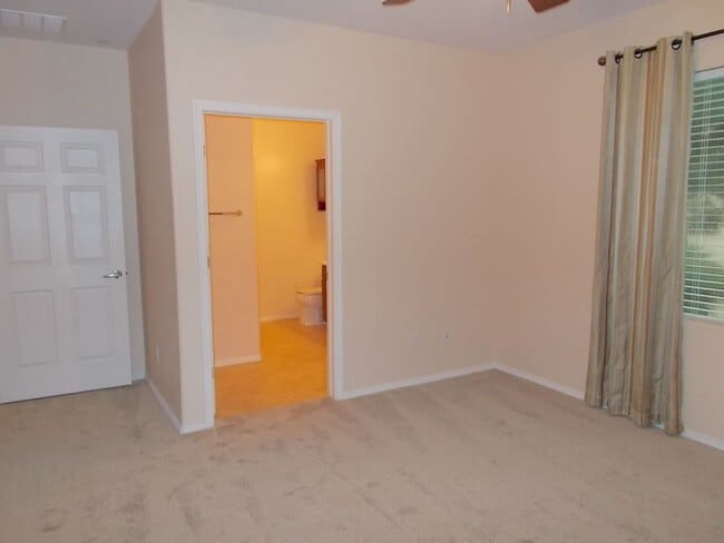 Building Photo - Spacious 2 Bedroom + Den, 2 Bath Condo in a Gated Community