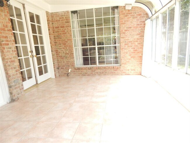 Building Photo - 5583 Beverly Hill St