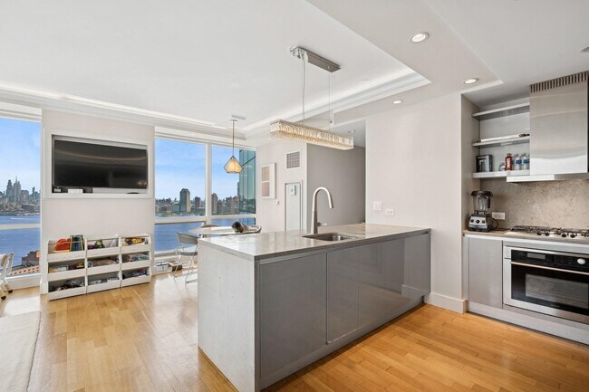 Building Photo - 77 Hudson St