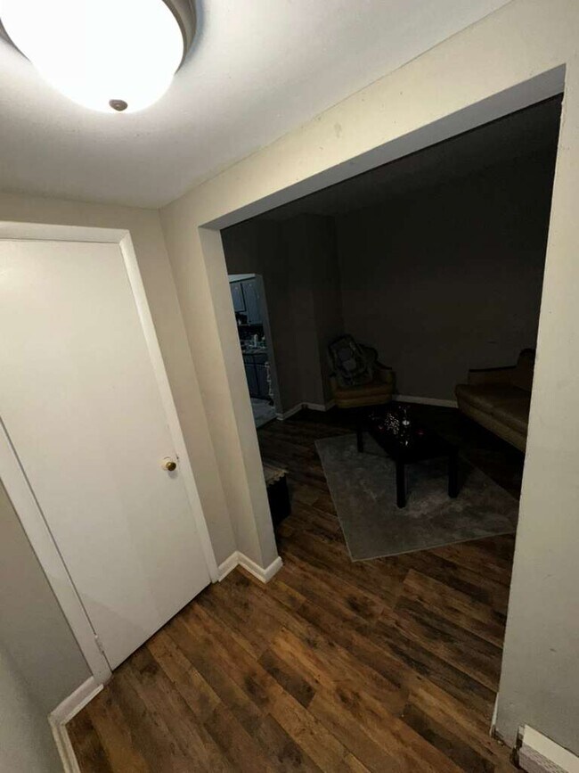 Building Photo - 626 Oak St