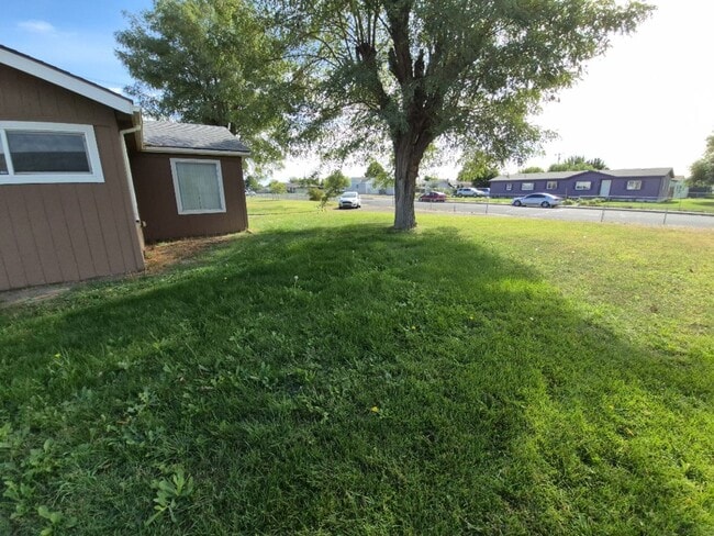 Building Photo - Charming 3-bedroom, 1-bathroom home located in the vibrant community of Pasco, WA.