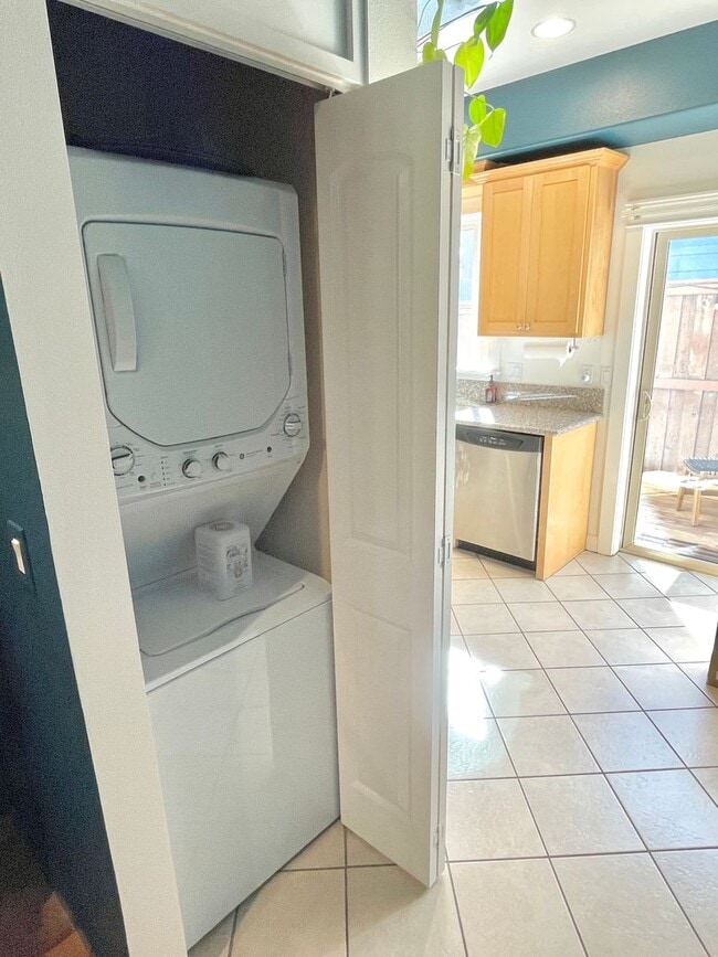 Building Photo - Rose City Park Corner Unit, 2-story Townhome with Hardwoods, Private Backyard, A/C