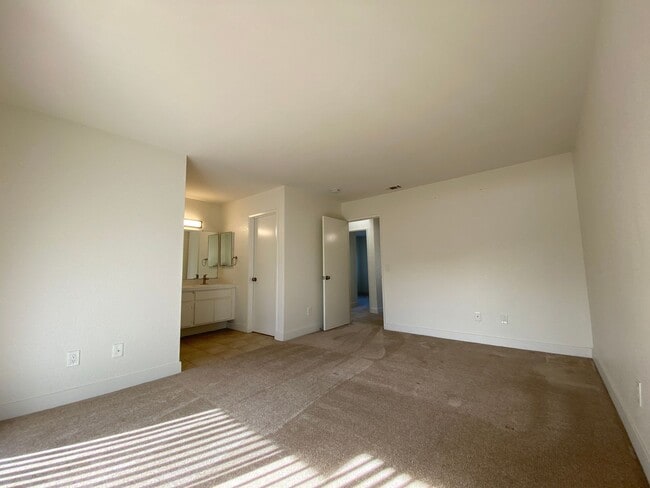 Building Photo - Stunning Townhome in Tanglewood Community