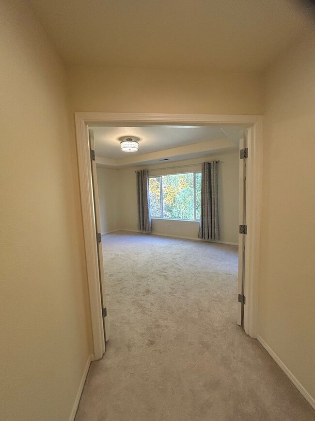 Building Photo - Spacious 4 Bedroom (plus den), 3 Bath Home...